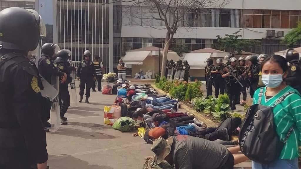 Policía peruana detendo estudantes na Facultade de Enxeñaría da Universidade de San Marcos, en Lima.