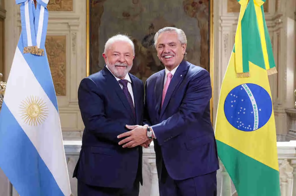 O presidente do Brasil, Lula da Silva, xunta Alberto Fern&aacute;ndez, mandatario arxentino, a segunda feira en Bos Aires. (Foto: Casa Rosada)