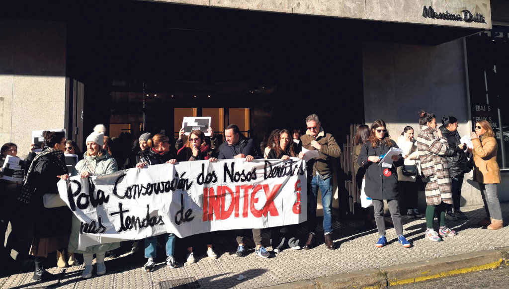 Persoal de Massimo Dutti, cadea na que esta segunda feira comezou unha folga indefinida, concentrouse na Praza da Galiza, en Compostela (Foto: Europa Press).