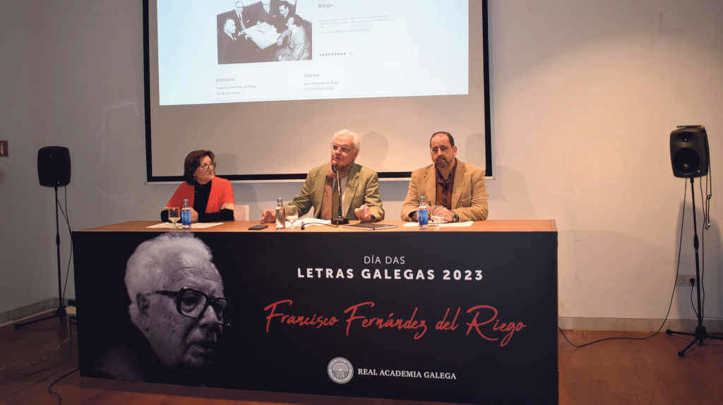Víctor Freixanes, flanqueado por Fina Casalderrey e Henrique Monteagudo, no acto desta terza feira (Foto: RAG)