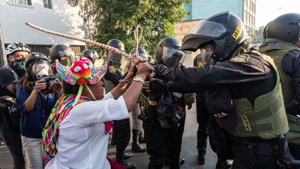Enfrontamento entre manifestantes e policías, esta terza feira, en Lima. (Foto: Lucas Aguayo Araos / DPA)