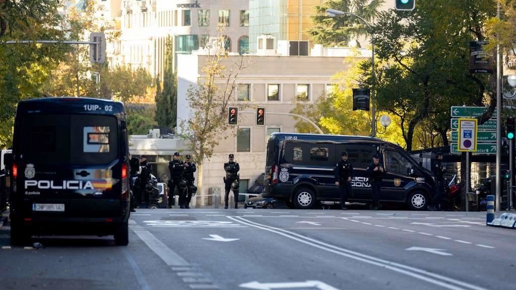 Dispositivo policial diante da Embaixada dos Estados Unidos en Madrid o pasado 1 de decembro, após recibir un dos paquetes bomba. (Foto: Eduardo Parra / Europa Press)