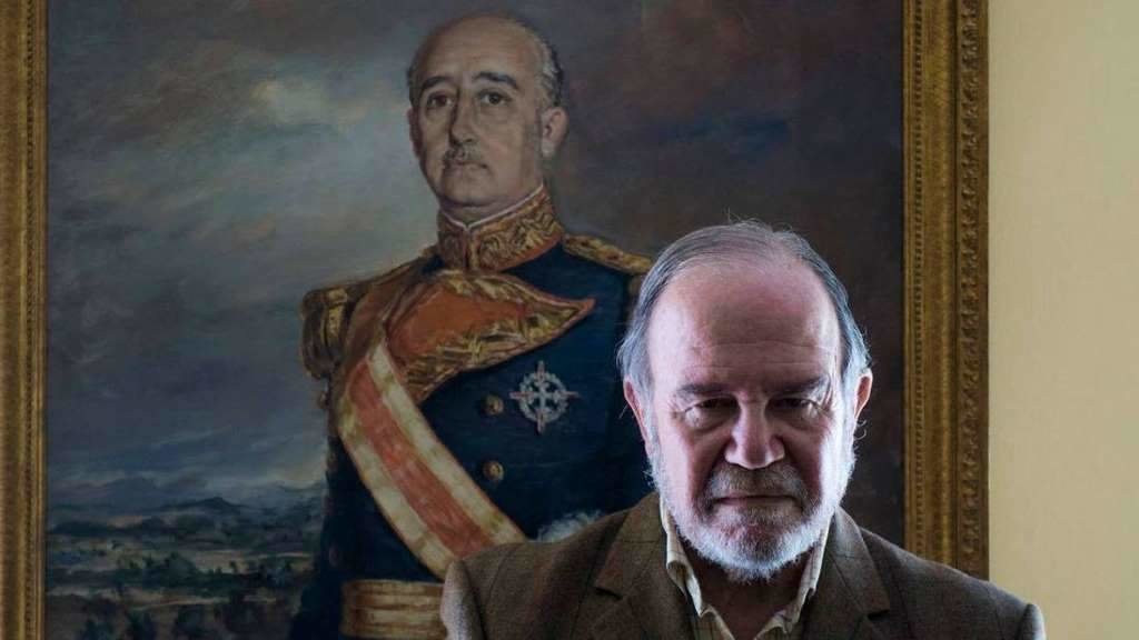 Juan Chicharro, presidente da Fundación Francisco Franco, cun cadro do ditador de fondo. (Foto: FNFF)