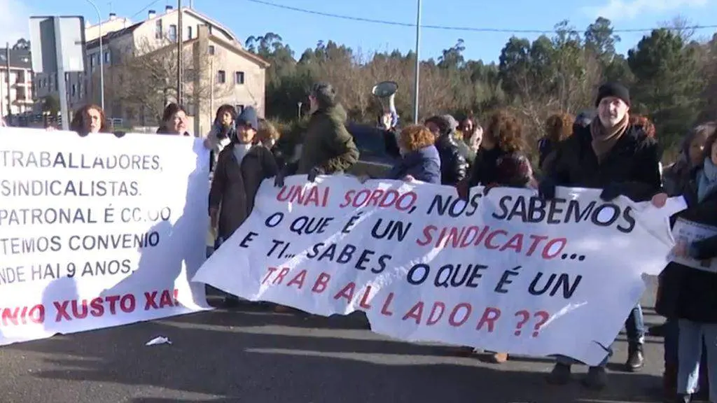 Protesta do persoal de Comisi&oacute;ns Obreiras diante do restaurante Os Carballos de Teo, onde decorre un encontro do que participan a direcci&oacute;n do sindicato na Galiza e o l&iacute;der estatal, Unai Sordo. (Foto: Europa Press)