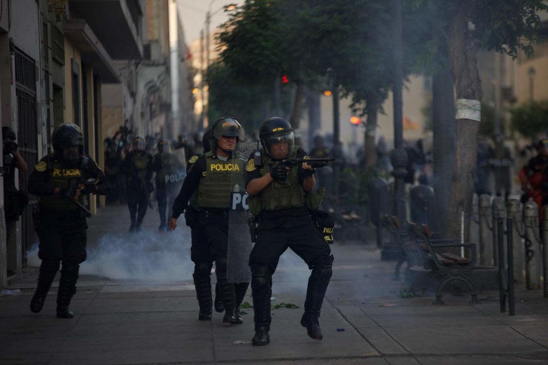 Represión na madrugada da cuarta feira en Lima (Perú). (Foto: JuanZapata108)