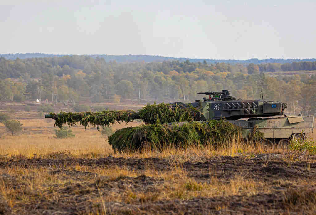 Adestramento cun tanque alemán Leopard 2 o pasado mes de outubro en Baixa Saxonia (Alemaña). (Foto: Moritz Frankenberg / dpa)