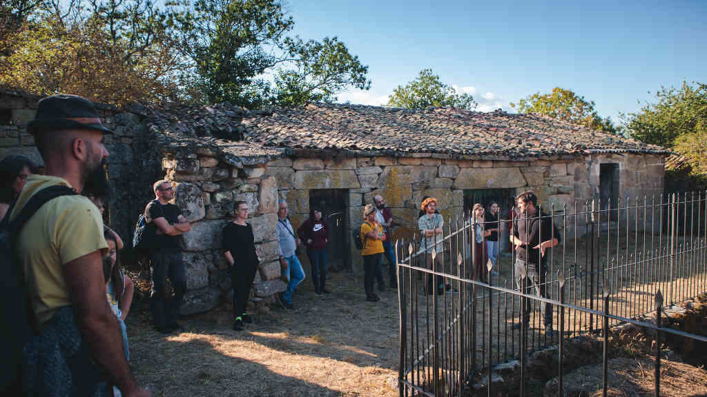 Óscar Penín nunha visita guiada a Ouvigo (Os Blancos), unha das aldeas máis antigas da Galiza (Foto: Óscar Penín).