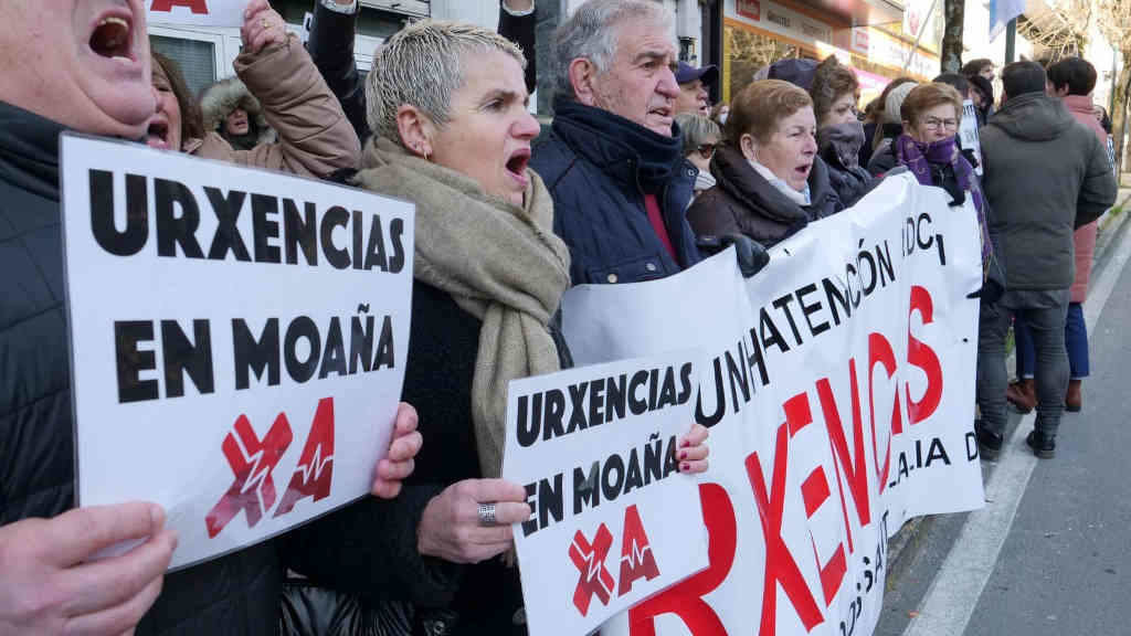 Manifestantes de Moaña onte diante do Parlamento galego (Foto: Nós Diario).
