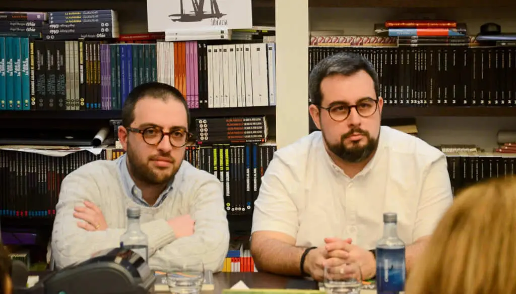 Os autores Andreu Pujol e Silvio Falc&oacute;n, onte en Vigo (Foto: N&oacute;s Diario).