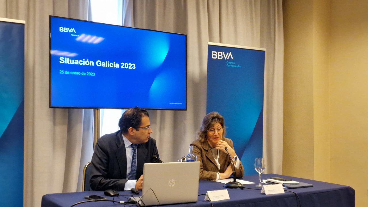 Miguel Cardoso e Marta Alonso, economistas de BBVA Research, na presentación do informe 'Situación Galicia 2023', esta cuarta feira en Vigo (Foto: Pedro Davila / Europa Press).