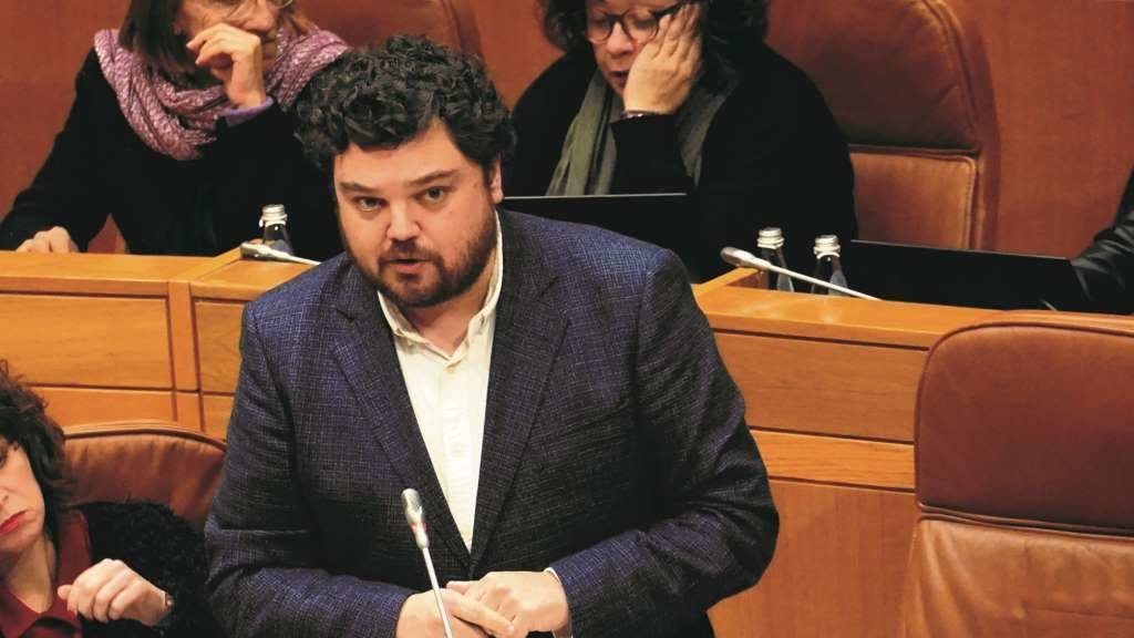 Julio Torrado durante a interpelación parlamentaria. (Foto: Nós Diario)