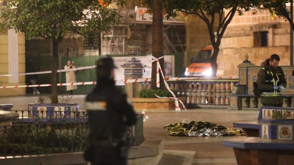 Efectivos sanitarios e policiais cobren o cadáver do sancristán falecido nun ataque a diferentes igrexas en Alxeciras. (Foto: Nono Rico / Europa Press)