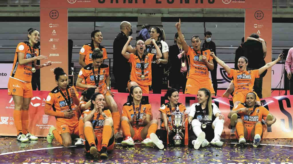 As xogadoras laranxas, posando coa Supercopa que gañaron o pasado ano 2022, a terceira consecutiva que se adxudicou o Burela. (Foto: RFEF).