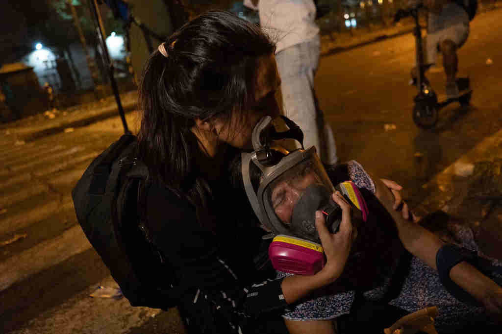 Asistencia médica a unha muller afectada polo lanzamento de bombas lacrimóxenas por parte da Policía do Perú, onte en Lima. (Foto: Luis Javier Maguila)