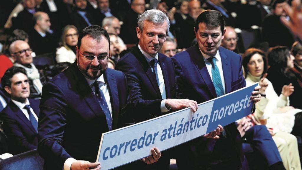 Adrián Barbón, Alfonso Rueda e Fernández Mañueco, esta sexta feira, en Compostela. (Foto: Europa Press)