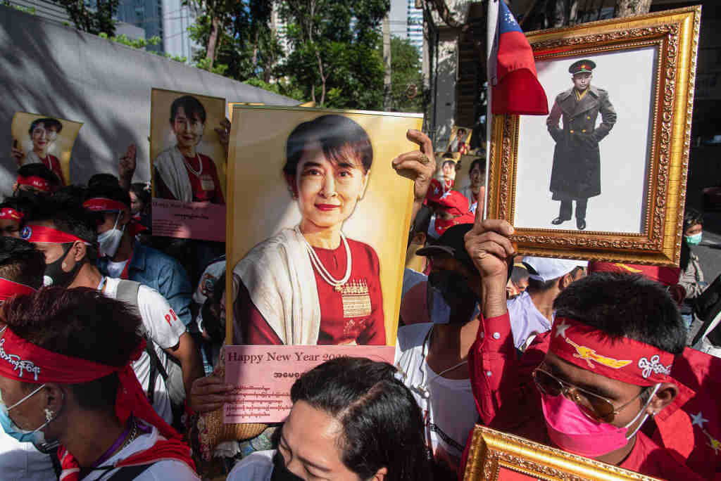 Protesta en Bangkok, Tailandia, diante da embaixada de Myanmar para protestar en contra da ditadura militar no país a finais de 2022. (Foto: Peerapon Boonyakiat / SOPA Images)