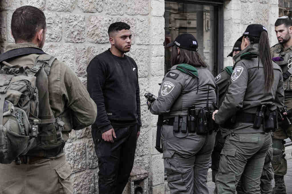 A Policía israelí reclama a identificación a un palestino onte en Xerusalén. (Nir Alon / ZUMA Press Wire / dpa)