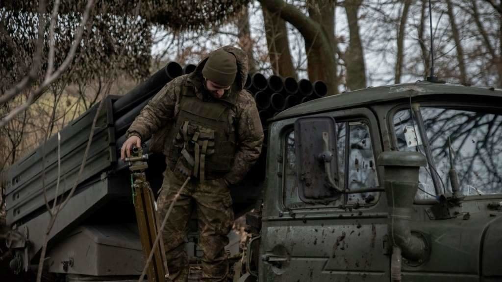 Un soldado ucraíno en Donetsk. (Foto: Madeleine Kelly / Zuma Press)