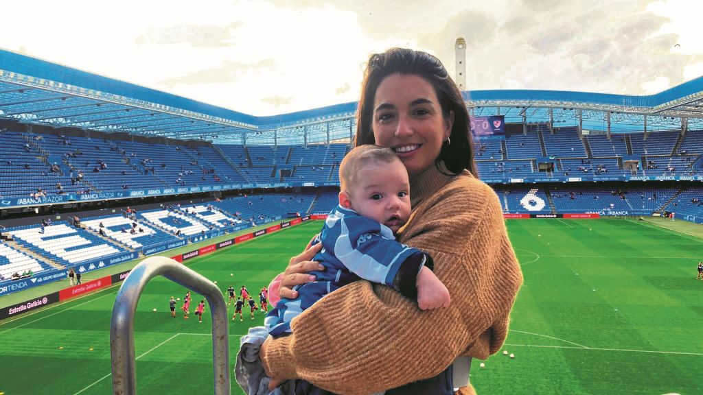 A coruñesa, que en 2015 tornou na segunda galega -despois de Vero Boquete- en alcanzar a condición de profesional, en Riazor co seu bebé. (Foto: RC Deportivo).