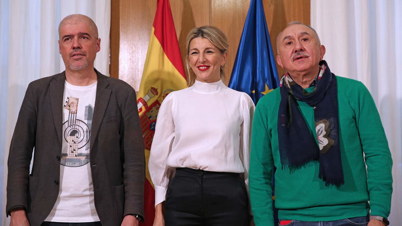 O secretario xeral de CCOO, Unai Sordo -esquerda-, e o de UXT, Pepe Álvarez -dereita-, onte coa ministra española de Traballo, Yolanda Díaz (Foto: Mites).