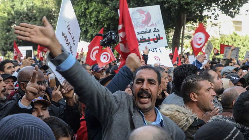 Unha multitude berra consignas durante unha protesta contra o presidente Saied no 12º aniversario da revolución tunisiana de 2011. (Foto: Khaled Nasraoui / dpa).