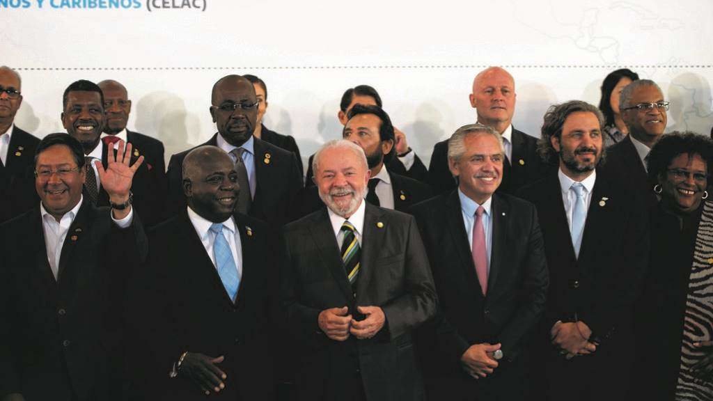 O presidente brasileiro, Lula da Silva, no centro, na foto de grupo do VII cume da Celac. (Foto: Florencia Martin / DPA)