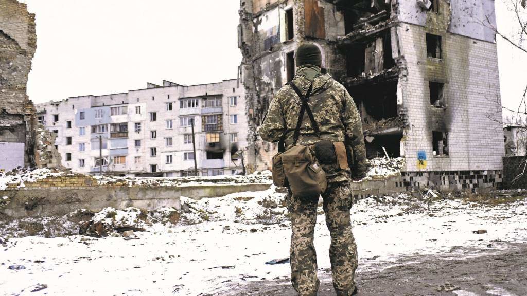 Un soldado ucraíno diante dun edificio destruído en Borodianka, na rexión de Kíiv. (Foto: Europa Press)