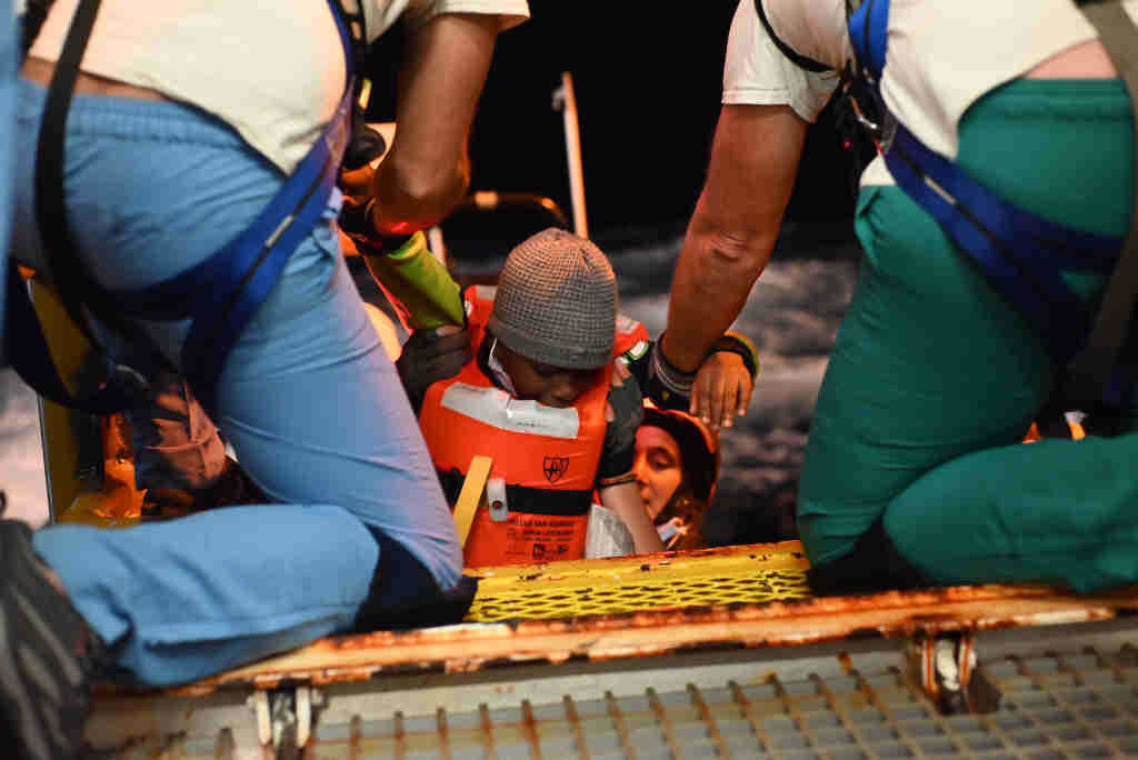 Rescate de migrantes no Mediterráneo por parte do 'Geo Barents', de Médicos Sen Fronteiras. (Foto: Candida Lobes / MSF)