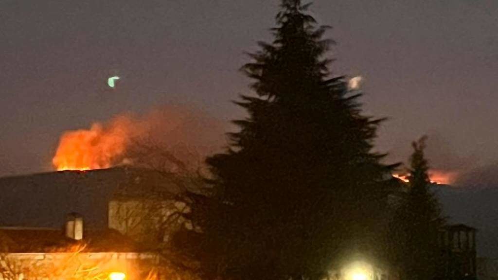 As chamas vistas desde Calvos de Randín. (Foto: @BomberoForestaI / Twitter)