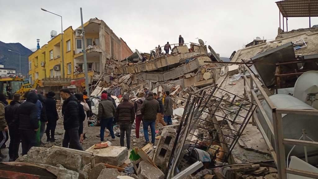 Varios edificios quedaron reducidos a escombros no sueste de Turquía, perto da fronteira con Siria. (Foto: Depo Photos / Zuma Press)