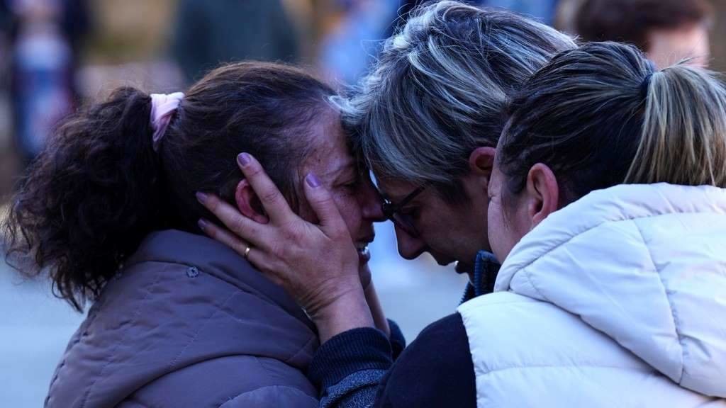 Concentración de familiares e amizades da muller asasinada en Baiona. (Foto: Álvaro Ballesteros / Europa Press)