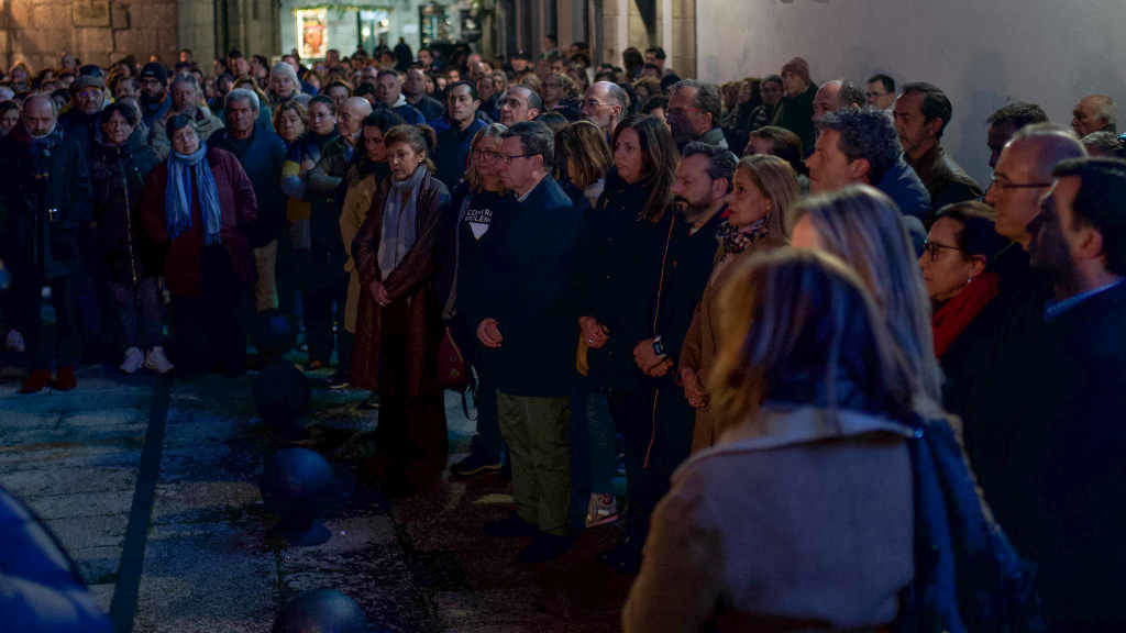 A Corporación local de Baiona convocou hoxe perante o consistorio un minuto de silencio en repulsa do asasinato de Beatriz Lijó. (Foto: Gustavo de la Paz / Europa Press)