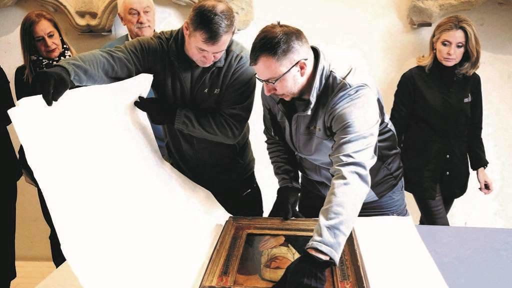 Un momento do proceso de entrega dos cadros espoliados polos nazis ao pobo polaco. (Foto: Deputación de Pontevedra)