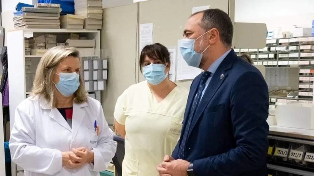 A xerente da &aacute;rea de Santiago-O Barbanza, Elo&iacute;na N&uacute;&ntilde;ez (esquerda), xunto ao conselleiro de Sanidade, Julio Garc&iacute;a Comesa&ntilde;a (dereita), nunha visita ao CHUS. (Foto: Europa Press)