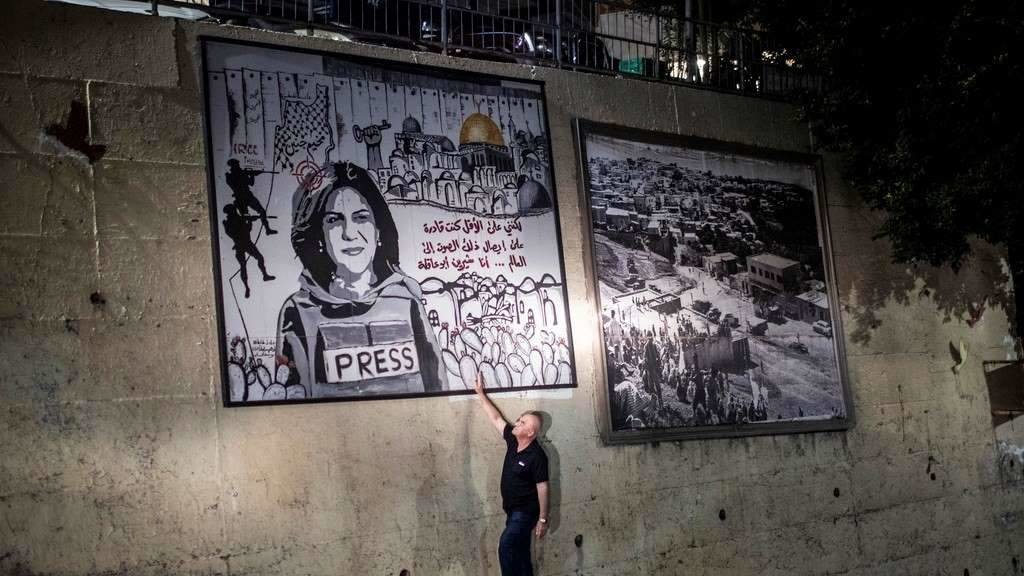 Mural en homenaxe a Shireen Abu Akleh, xornalista asasinada a mans do Exército israelí o pasado ano. (Foto: Ilia Yefimovich / DPA)
