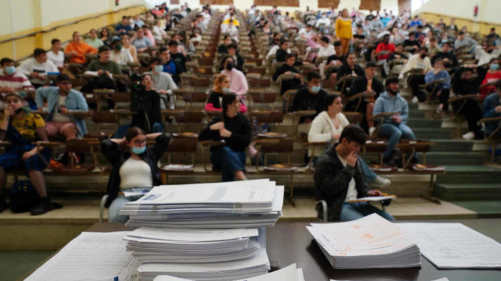 Exames de ABAU en Compostela (Foto: Álvaro Ballesteros / Europa Press).