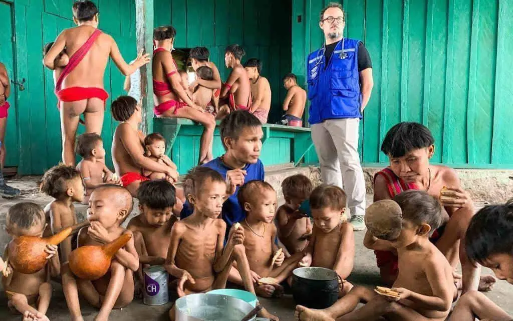 Crianzas yanomami en xaneiro con claras mostras de desnutrici&oacute;n. (Foto: Minist&eacute;rio da Sa&uacute;de do Brasil)