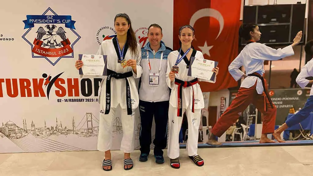 Helena Garc&iacute;a e Noa Romero coas s&uacute;as respectivas medallas (Foto: FGT).