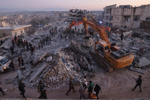 Centos de edificios foron reducidos a cascallos en Siria e Turquía. (Fotos: Anas Alkharboutli e Anne Pollmann / DPA)