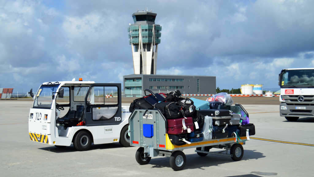 O servizo de control aéreo do aeroporto de Santiago-Rosalía de Castro será externalizado. (Foto: José R Pizarro)