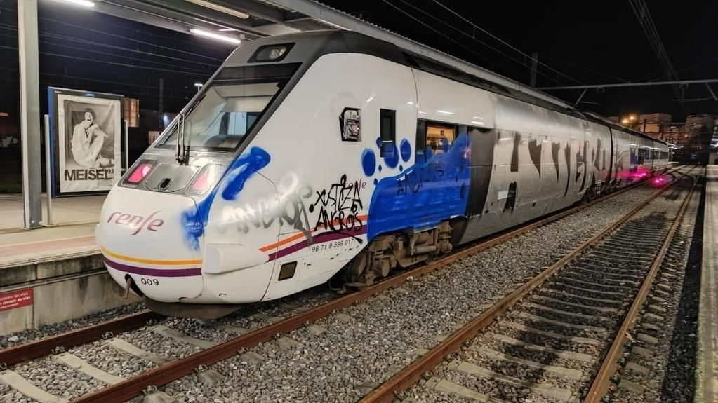 Un dos trens vandalizados. (Foto: europa Press).