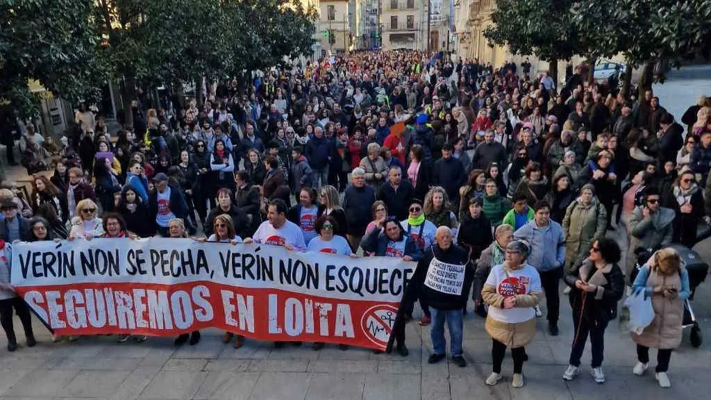 A veci&ntilde;anza de Ver&iacute;n manifestouse contra a falta de pediatras na Atenci&oacute;n Primaria. (Foto: N&oacute;s Diario).