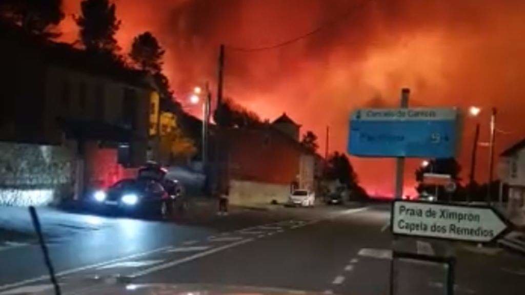 Situación do incendio de Carnota desde Lira, na noite deste domingo. (Foto: @incendiosgalic1 / Twitter)