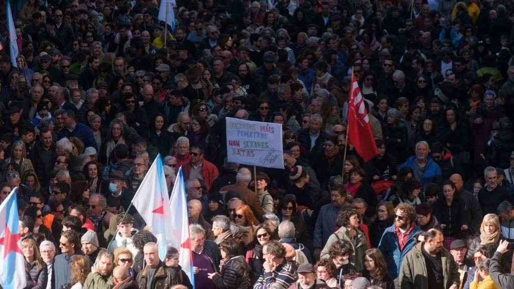 Miles de persoas percorreron este domingo as rúas de Compostela en defensa da sanidade pública. (Foto: Arxina)