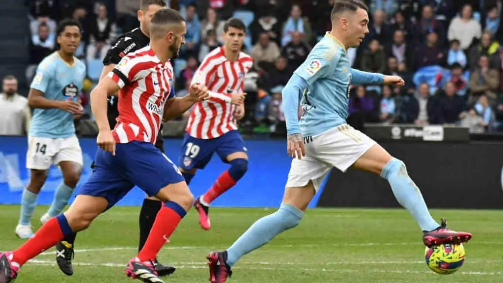 Iago Aspas perseguido por xogadores do Atl&eacute;tico (Foto: RCCelta).