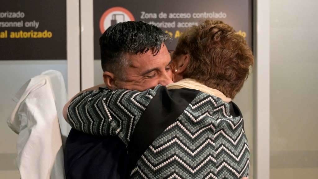 Gustavo Dacal abraza a súa nai após aterrar no aeroporto coruñés de Alvedro, esta terza feira. (Foto: M. Dylan / Europa Press)