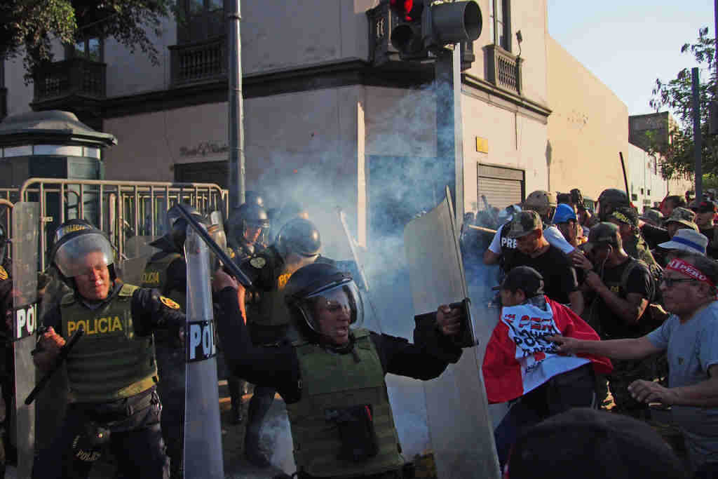 Represión policial a unha marcha en Lima a finais de xaneiro. (Foto: Carlos Garcia Granthon / ZUMA Press / DPA)