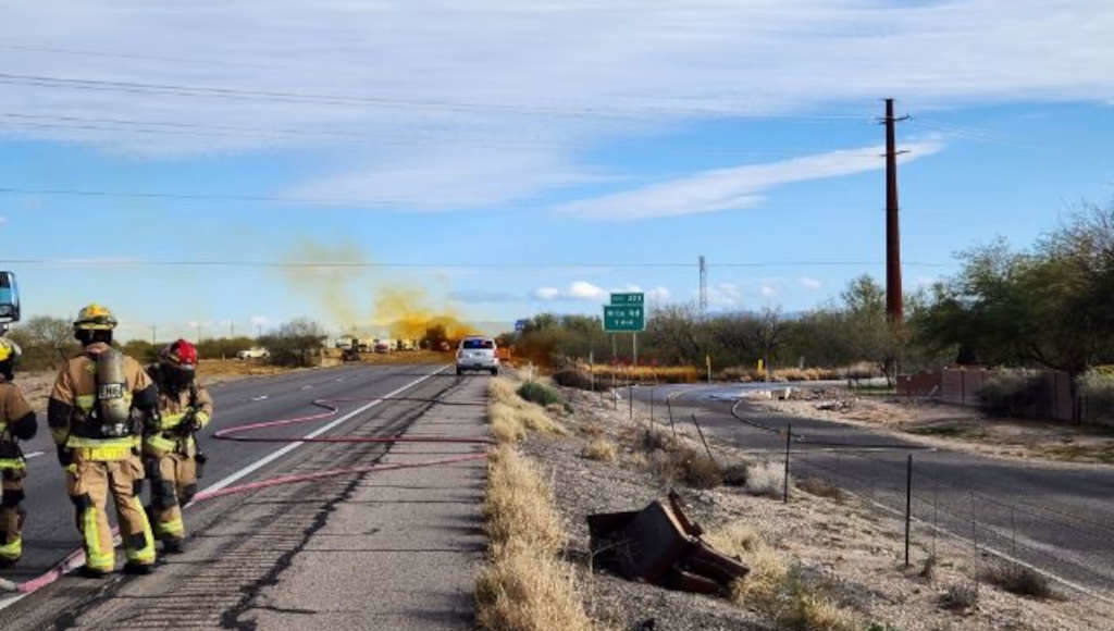 Momentos despois do envorcamento do camión en Arizona (Foto: @Arizona_DPS).