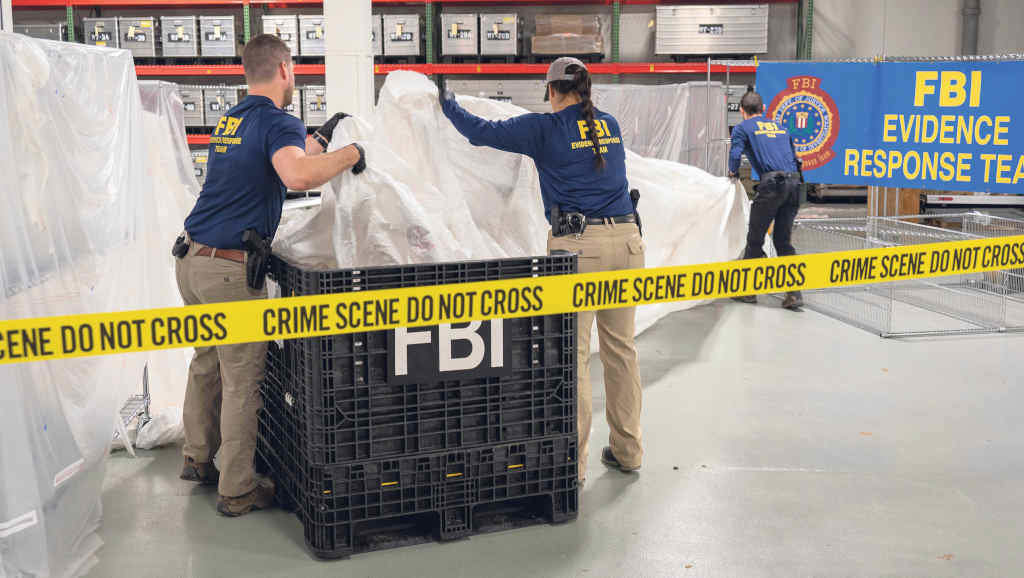 Axentes do FBI manipulan o material recuperado tras o derrubamento do suposto globo chinés (Foto:  FBI / Zuma Press).