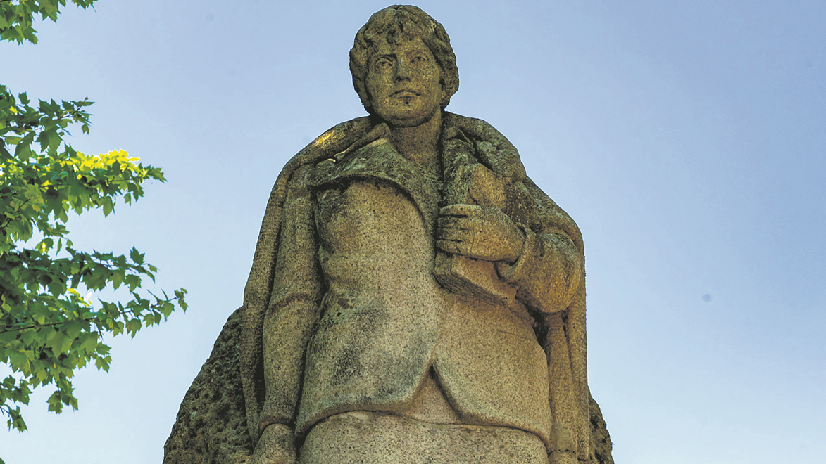 Estatua de Rosalía, no Paseo do Espolón, en Padrón. (Foto: Arousa)